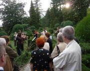 Le concert  de violon dans les jardins par un groupe d'amateurs de Saint Pierre d'Albigny
